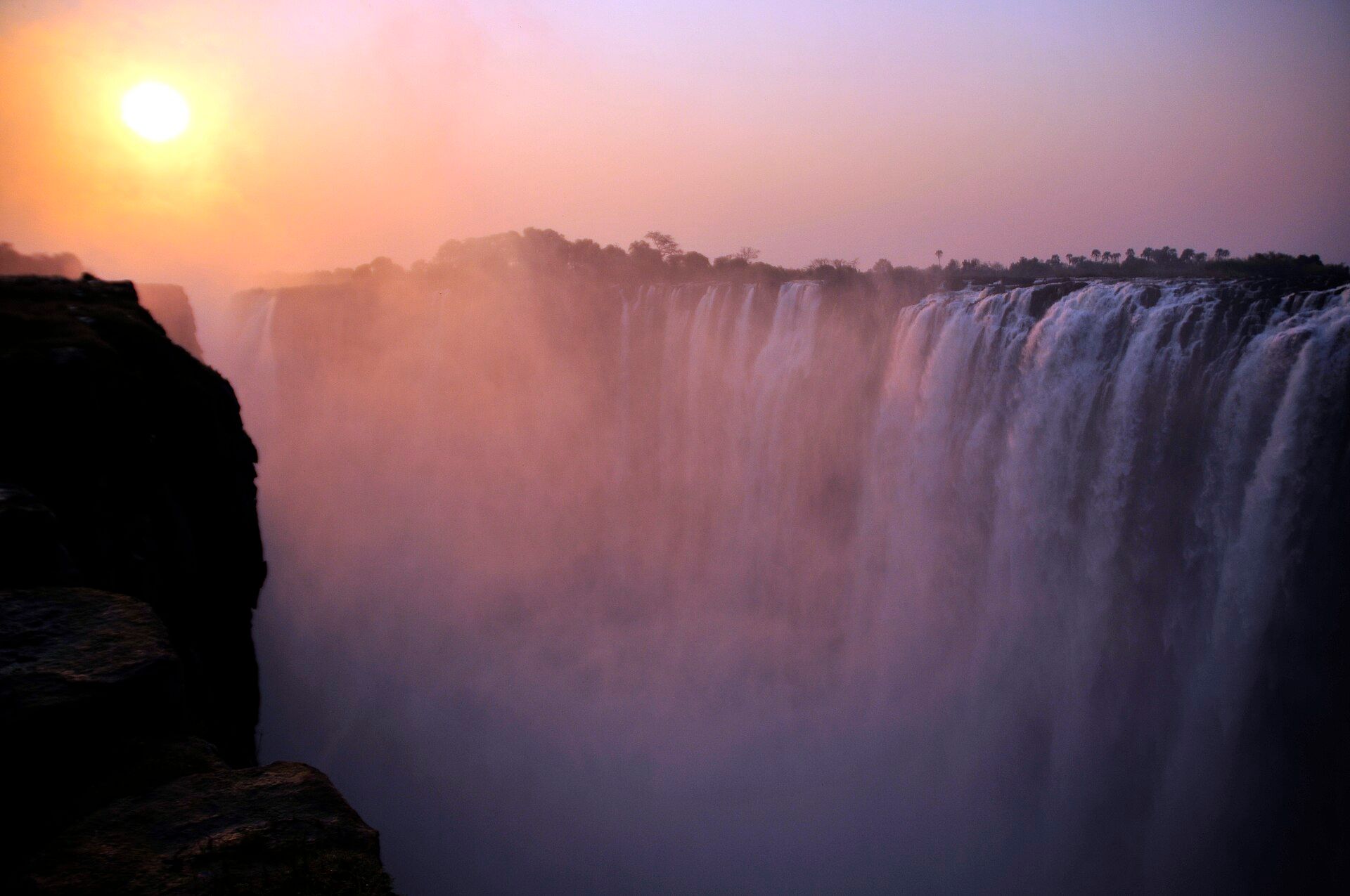 Victoria Falls, Zambezi River, Zimbabwe / Zambia border